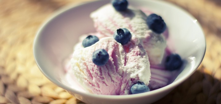 A cup of blueberry froyo