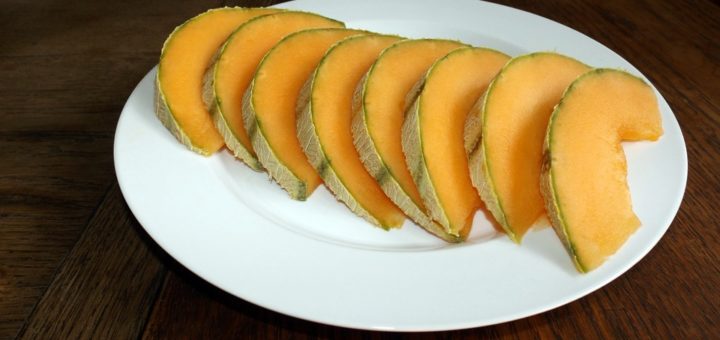 sliced cantaloupe