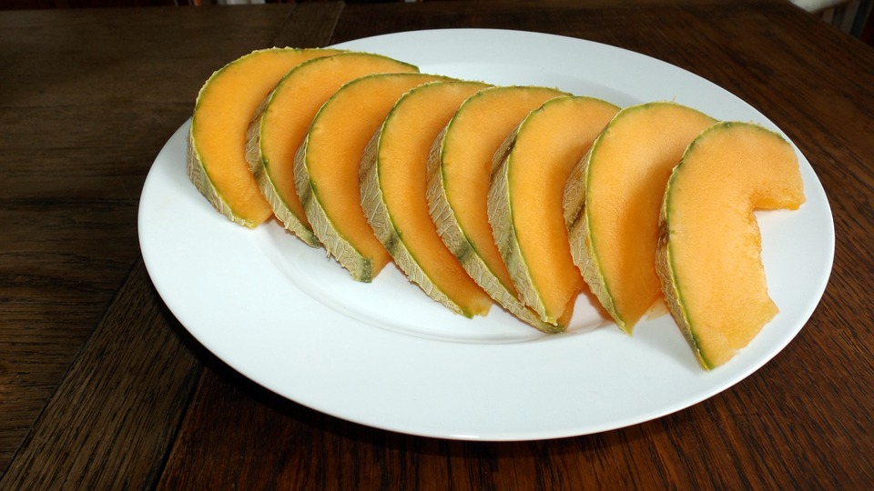 sliced cantaloupe