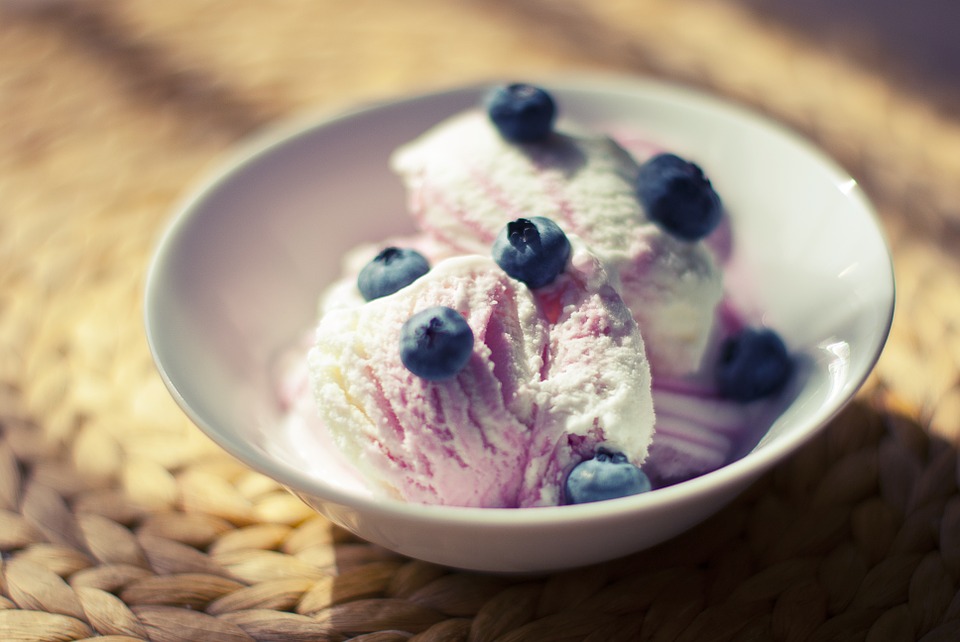 A cup of blueberry froyo