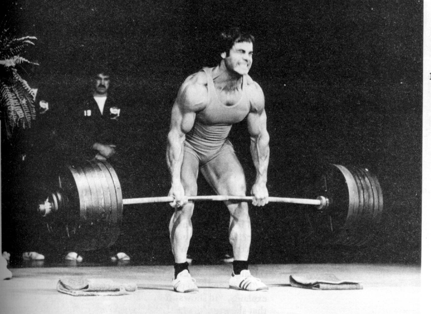 strong man deadlifting